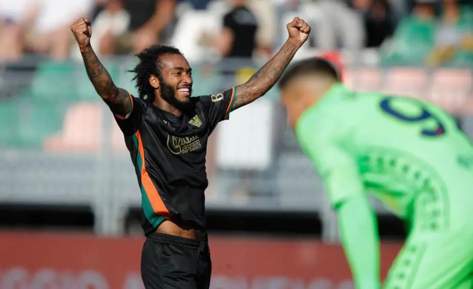 热那亚士气高涨，球队表现一路飙升，引发热议